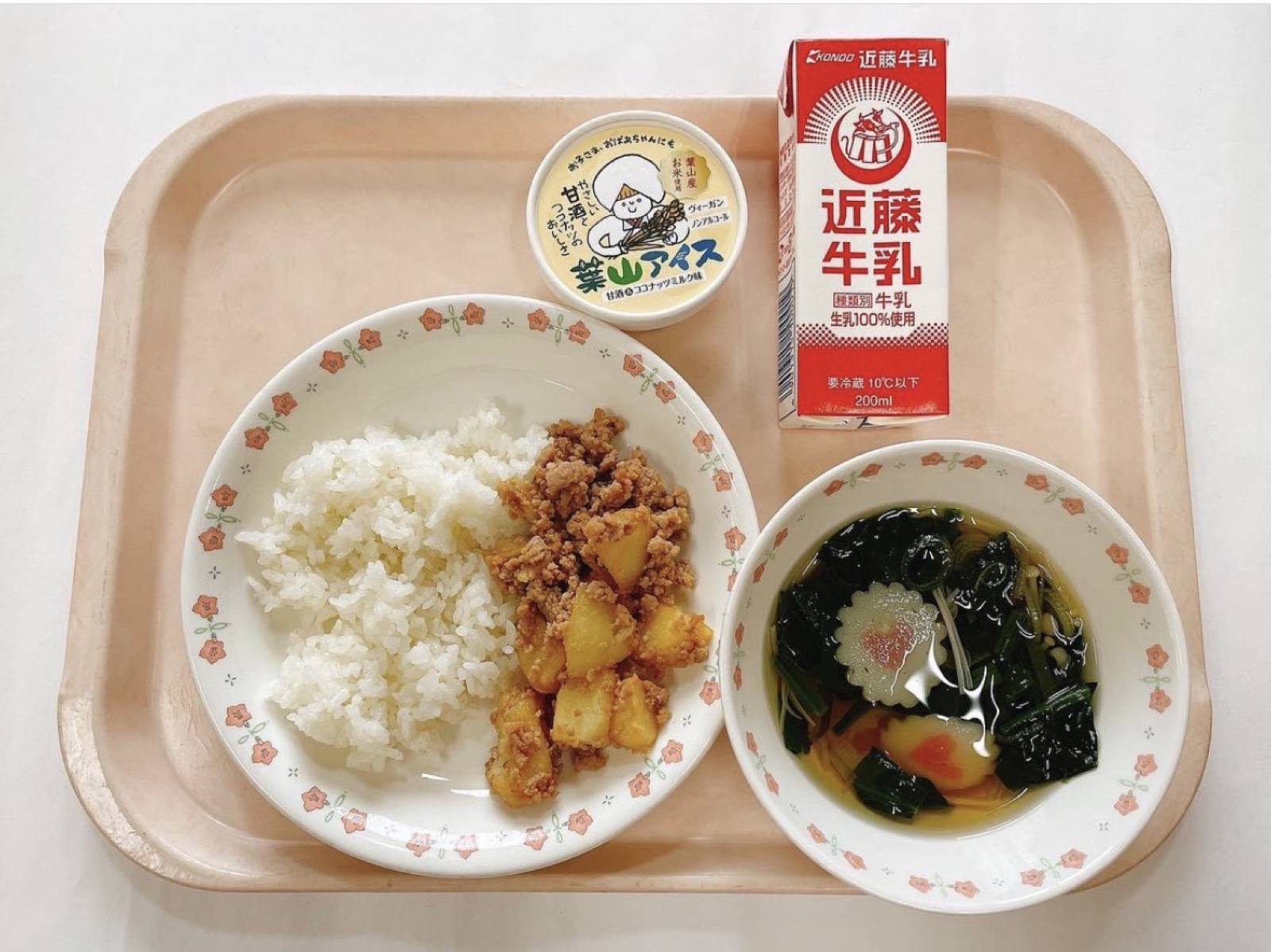 学校給食に届く葉山アイス
