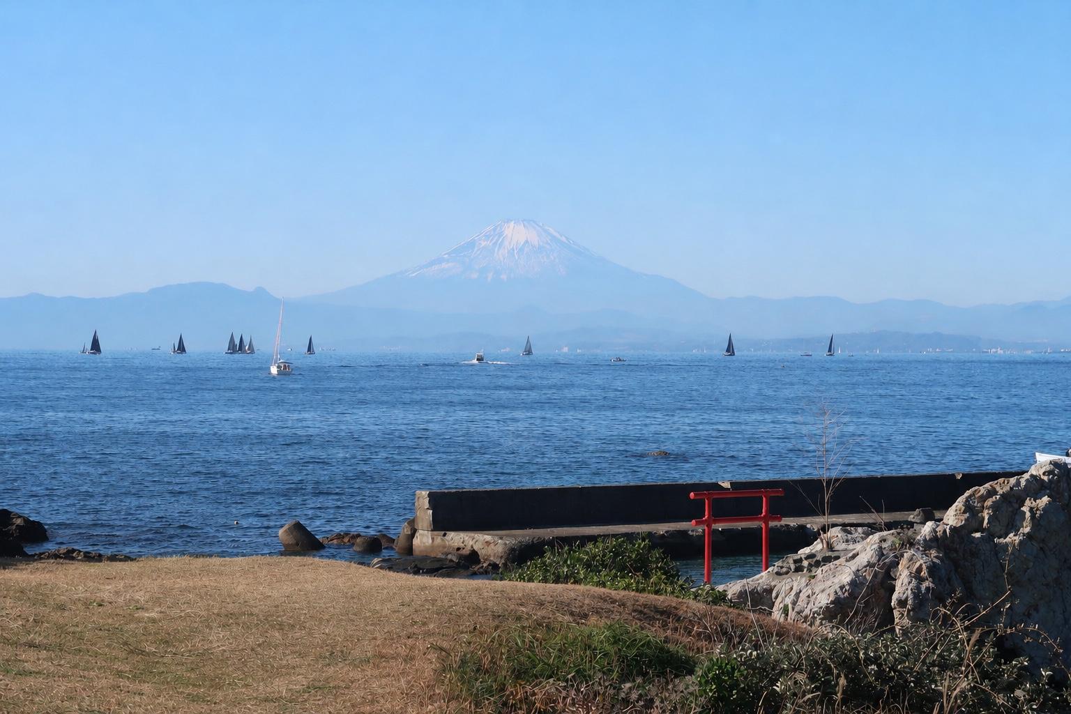 一色海岸の向こうに望む富士山